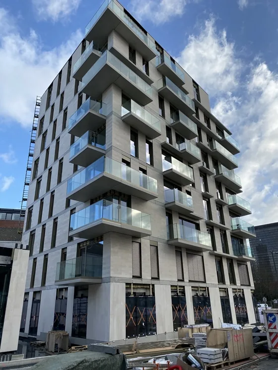 Nieuwbouw appartementencomplex met glazen balkons