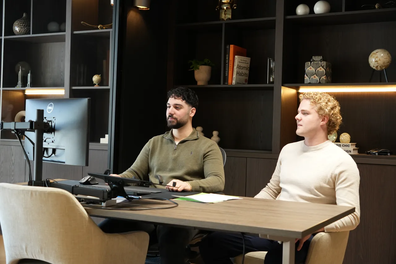 Twee collega's aan het werk achter de computer