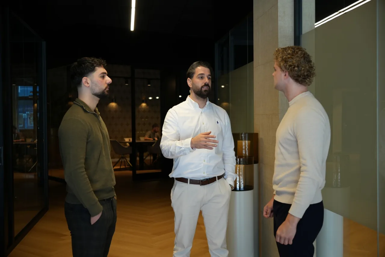 Drie collega's van Vvebeheertwente in gesprek op kantoor