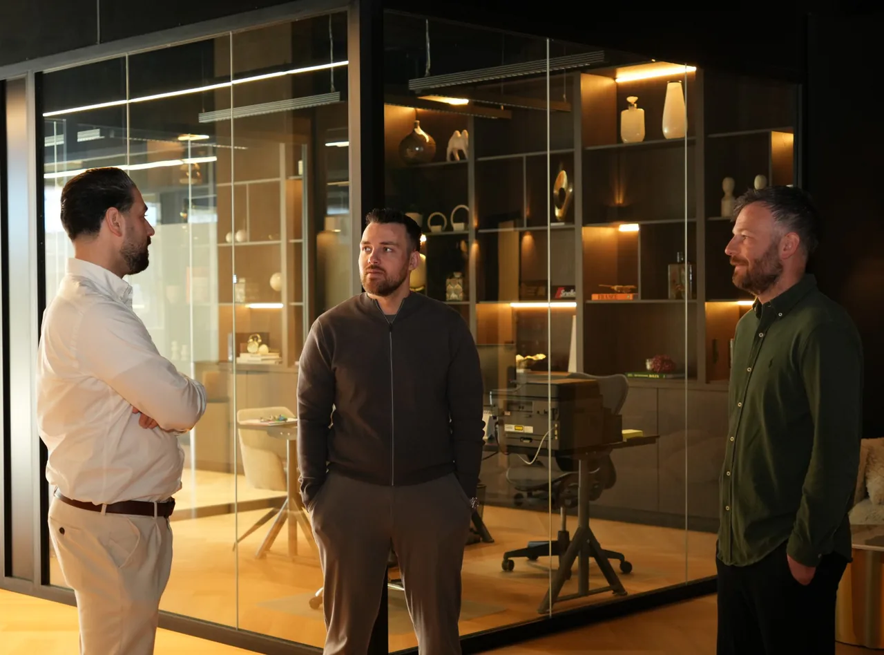 Het team van Vvebeheertwente in gesprek op kantoor