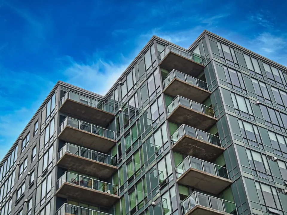 Modern appartementengebouw met glazen balkons