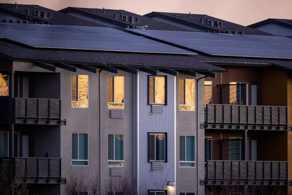 Appartementencomplex met zonnepanelen op het dak