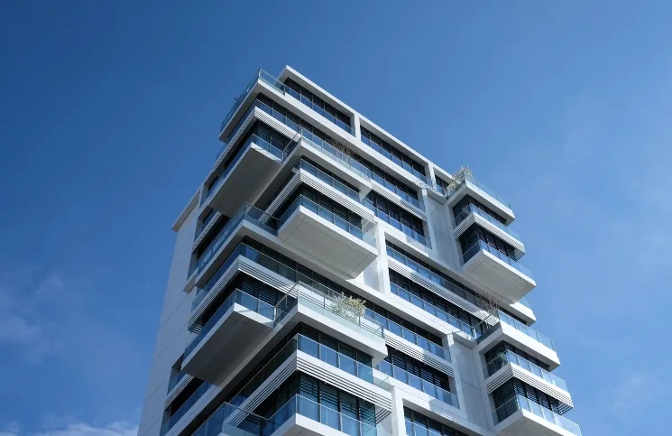 Moderne flat met balkons tegen een blauwe lucht