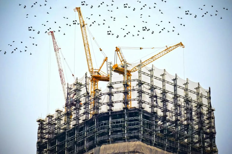 Nieuwbouwproject met bouwkranen